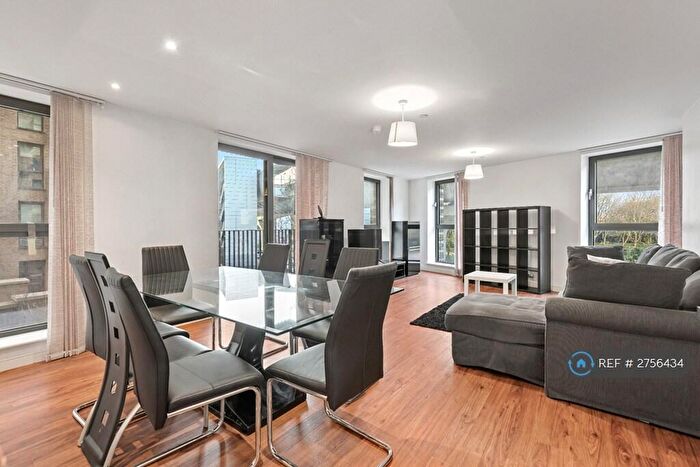 3 Bedroom Flat To Rent In Kingfisher Heights, London, E16