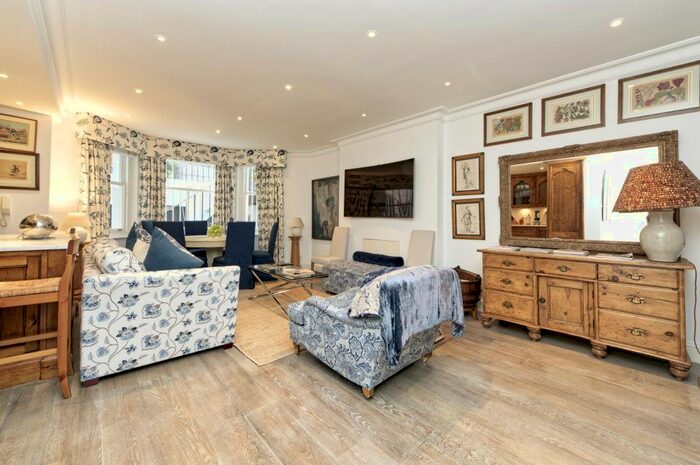 4 Bedroom Maisonette To Rent In Cadogan Square, Knightsbridge, SW1X