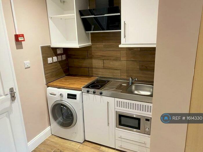 Studio To Rent In Stratford, London, E15