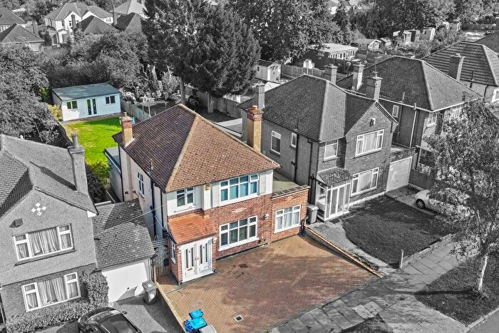 4 Bedroom Detached House For Sale In Shaftesbury Avenue, Harrow, HA3