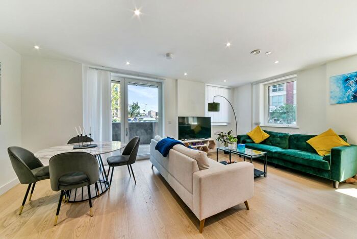 3 Bedroom Flat To Rent In Escapade Place, Blackwall Reach, E14