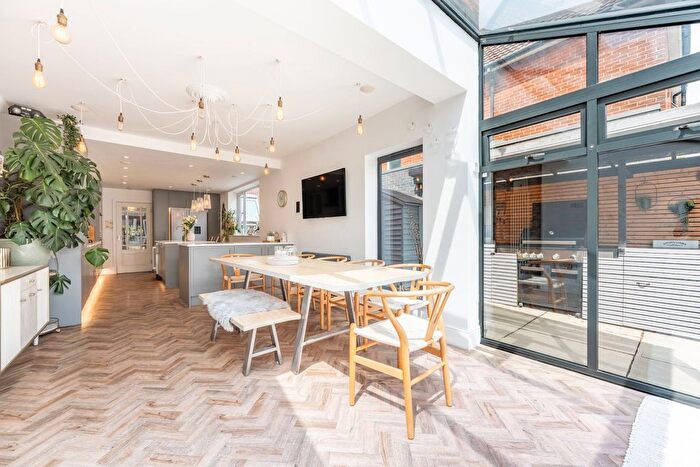3 Bedroom Semi-Detached House For Sale In Hillside Avenue, Southampton, SO18