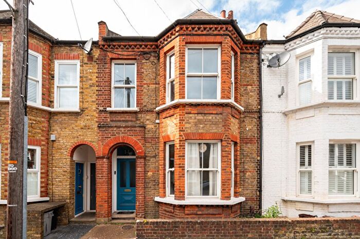 3 Bedroom Flat To Rent In Ingelow Road, London, SW8