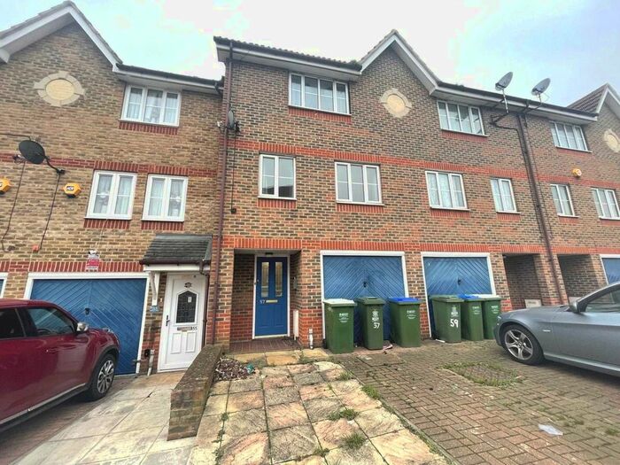 4 Bedroom Town House To Rent In Fairway Drive, London, SE28