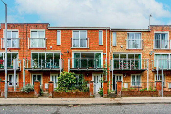 4 Bedroom Town House To Rent In St Nicholas Road, Hulme, Manchester, M15