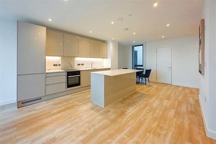 3 Bedroom Flat To Rent In Lower Bristol Road, Westmoreland, Bath, BA2