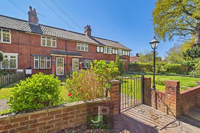 2 Bedroom Cottage For Sale In Bird Lane, Upminster, RM14