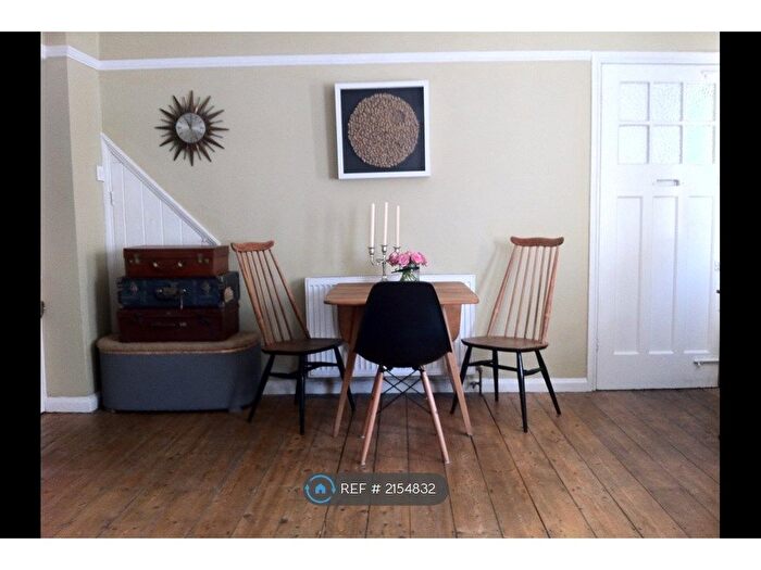 2 Bedroom Flat To Rent In Beardell Street, London, SE19