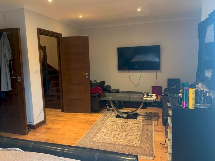 4 Bedroom Semi-Detached House To Rent In Buckhurst Avenue, Carshalton, SM5