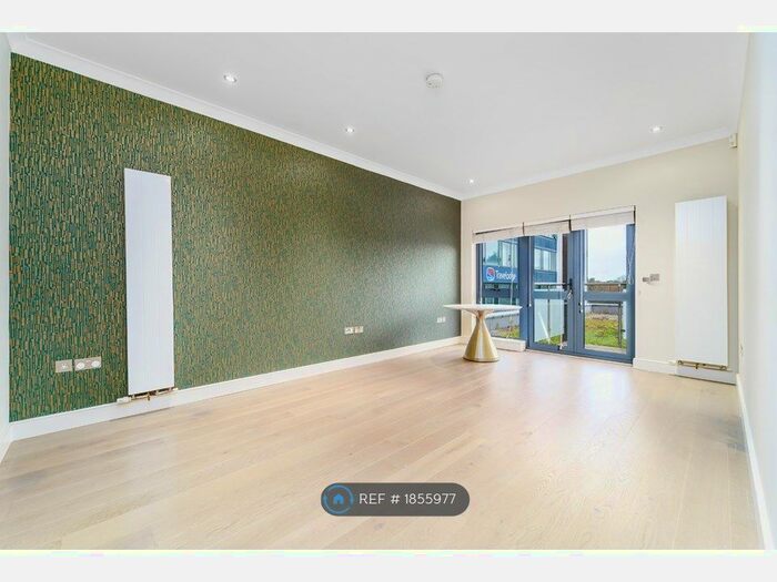 2 Bedroom Flat To Rent In Park House, Teddington, TW11