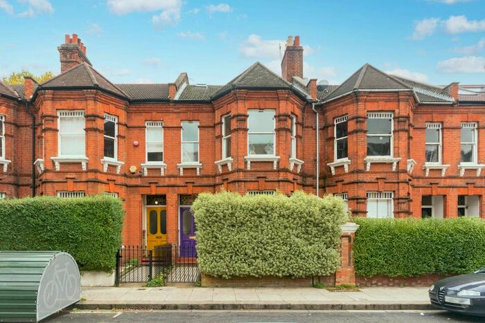 2 Bedroom Flat To Rent In Lime Grove, Shepherd's Bush, London, W12