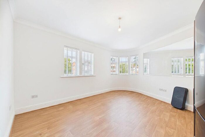 4 Bedroom Flat To Rent In Farnborough Road, Farnborough, Hampshire, GU14