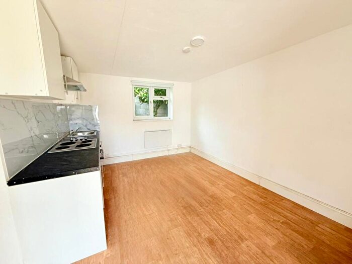 1 Bedroom Flat To Rent In Byron Avenue, New Malden, KT3