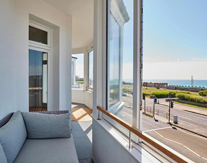 2 Bedroom Apartment To Rent In Kingsway, Hove, BN3
