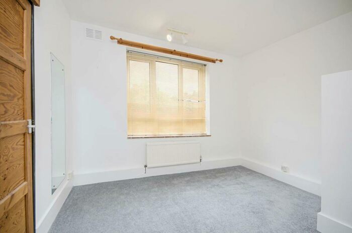 2 Bedroom Flat To Rent In Kyverdale Road, Stoke Newington, London, N16