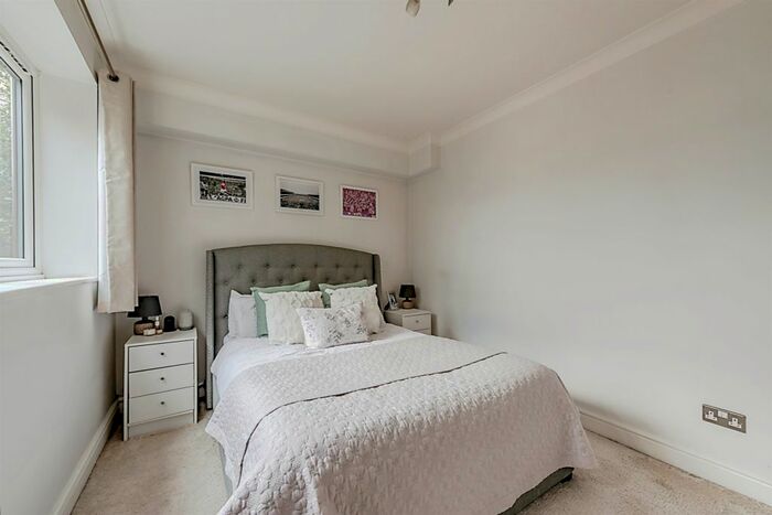 1 Bedroom Flat For Sale In Brighton Road, Salfords, Redhill, RH1