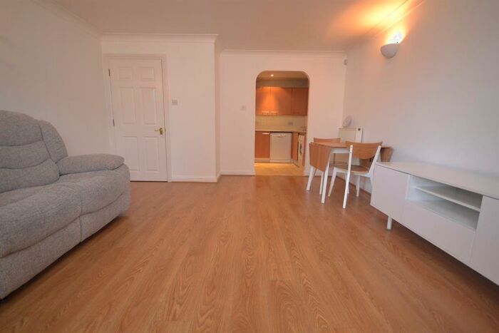 2 Bedroom Apartment To Rent In Farringdon Court, Reading, RG1
