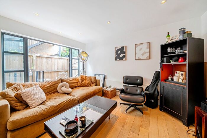 2 Bedroom Flat To Rent In Hatton Place, Farringdon, London, EC1N
