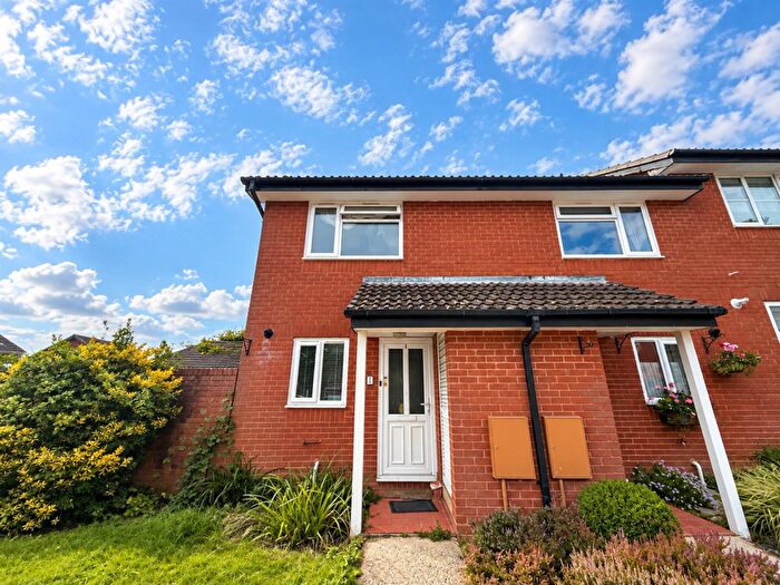 2 Bedroom Detached House To Rent In Hunter Close, Colehill, BH21