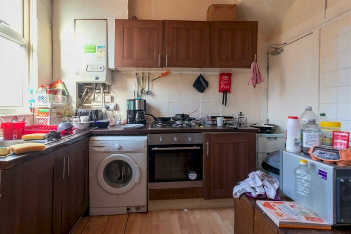4 Bedroom House To Rent In Brudenell Mount, Hyde Park, Leeds, LS6