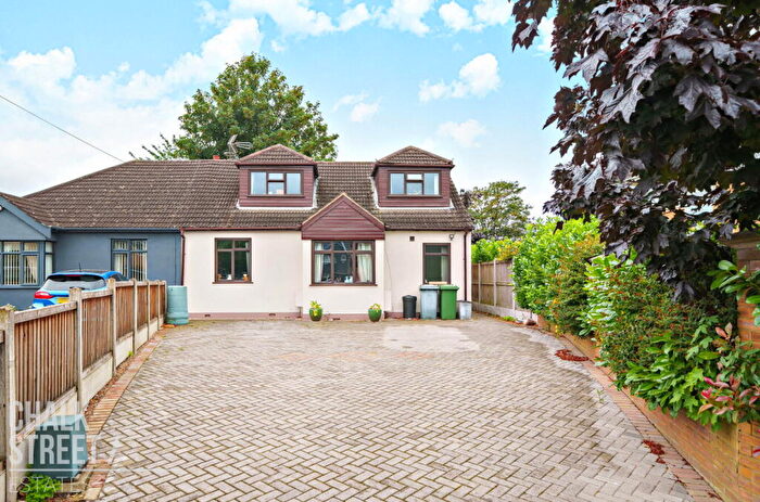 4 Bedroom Semi-Detached Bungalow For Sale In Thakeray, New Road, Rainham, RM13