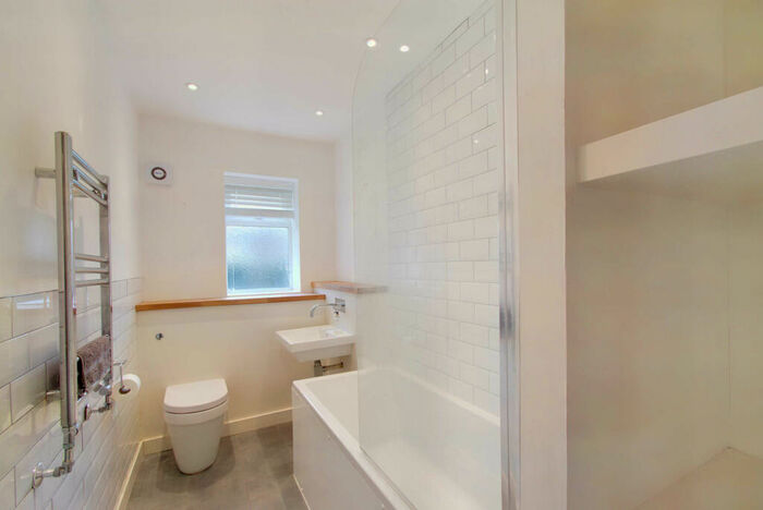 1 Bedroom Flat For Sale In Lincoln Close, South Norwood, SE25