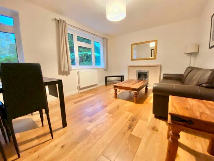 2 Bedroom Flat To Rent In Park House, Holden Road, London, N12
