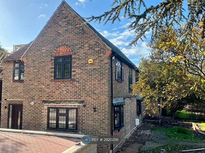 4 Bedroom Detached House To Rent In Priory Grove, Romford, RM3