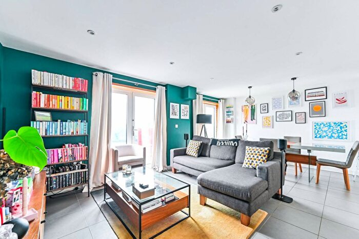 3 Bedroom Flat For Sale In Upper Place, Upper Clapton, London, E5