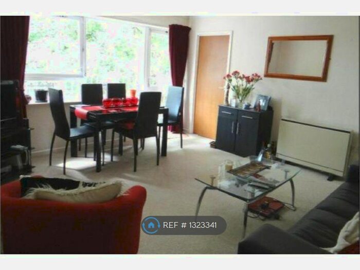 2 Bedroom Flat To Rent In Hawthorne Close, Horsham RH12