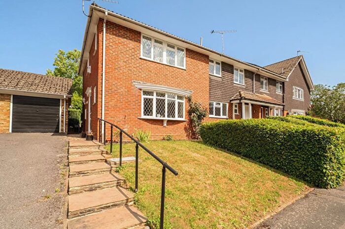 3 Bedroom End Of Terrace House For Sale In Lightwater, Surrey, GU18