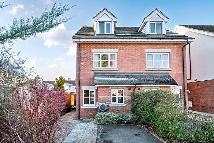 3 Bedroom Semi Detached House For Sale In Gloster Close, Farnborough, GU14