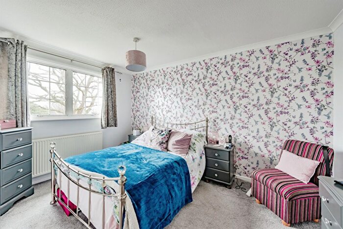 3 Bedroom End Of Terrace House For Sale In Kingsley Road, Crawley, RH11