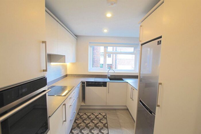 2 Bedroom Flat To Rent In Windsor Court, London, N14
