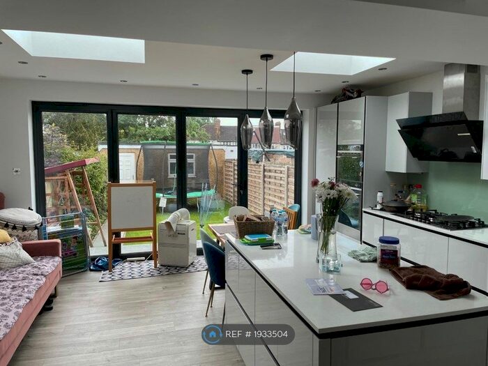 3 Bedroom End Of Terrace House To Rent In Walton Avenue, Sutton, SM3