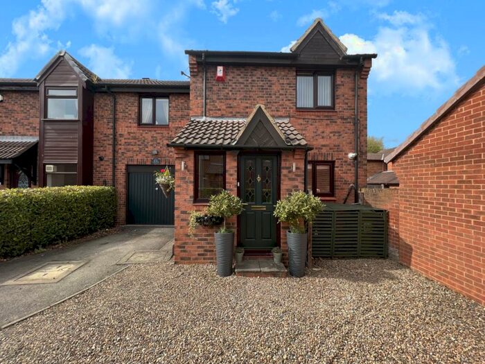 3 Bedroom Town House To Rent In High Bank Way, Colton, LS15