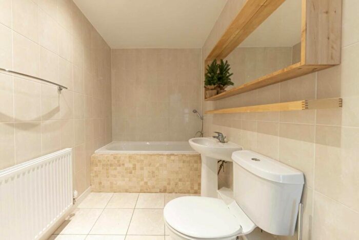 2 Bedroom Flat To Rent In Coppetts Road, London, N10