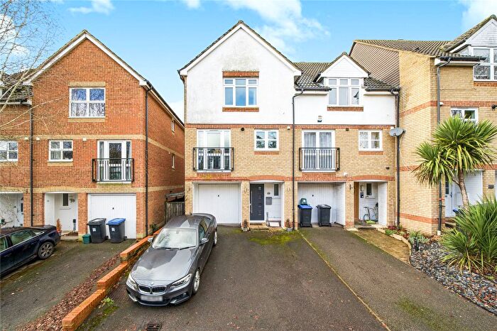 4 Bedroom End Terrace House For Sale In Knaphill, Woking, Surrey, GU21