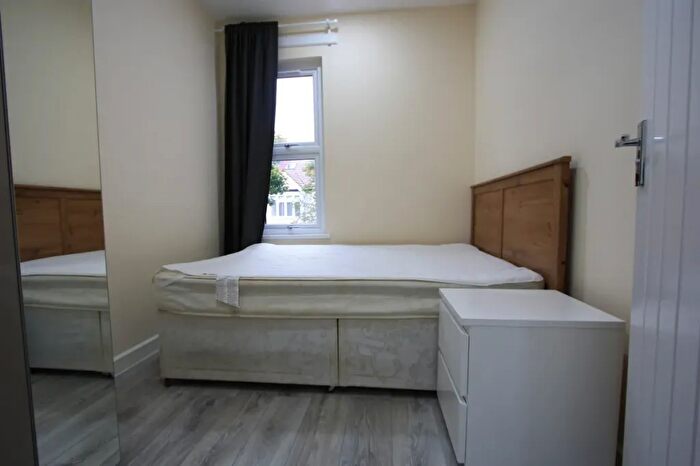 3 Bedroom Flat To Rent In Boscombe Road, London, SW19