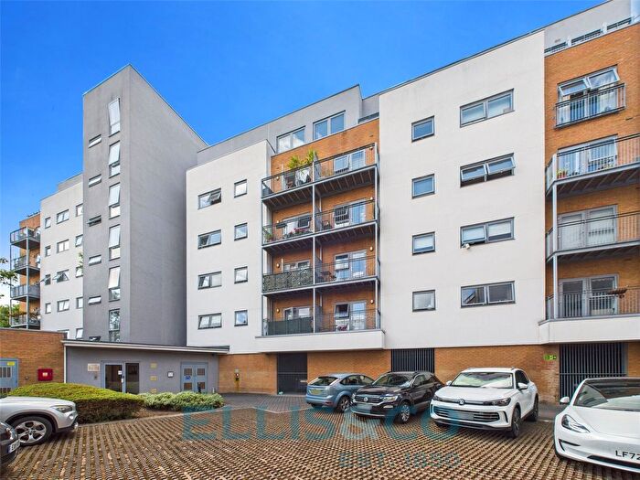 2 Bedroom Flat For Sale In Sovereign Way, Tonbridge, Kent, TN9