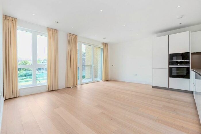 2 Bedroom Flat To Rent In Pinewood Gardens, Teddington, Middlesex, TW11