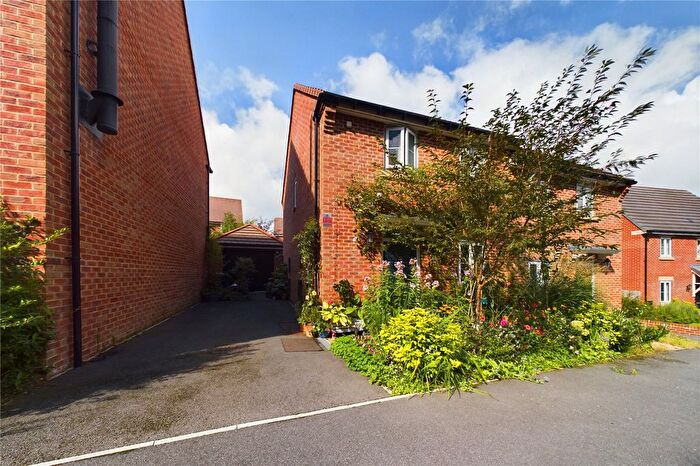3 Bedroom Semi-Detached House For Sale In Woodlands View, Newbury, Berkshire, RG14