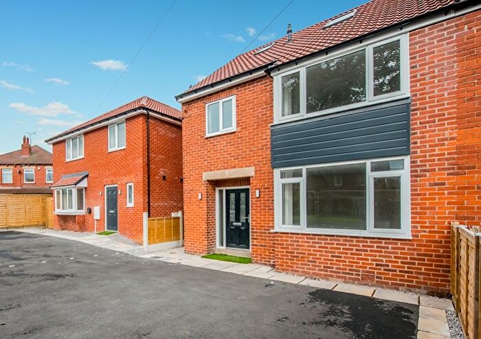 5 Bedroom Semi Detached House To Rent In Waterloo Lane, Leeds, LS13