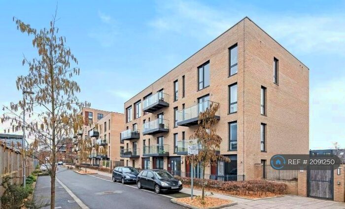 2 Bedroom Flat To Rent In Metropolitan Court, Edgware, HA8