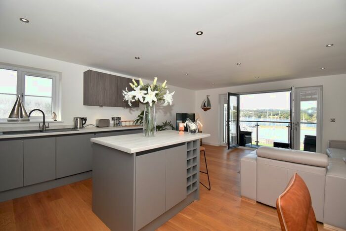 2 Bedroom Flat To Rent In North Parade, Falmouth, TR11