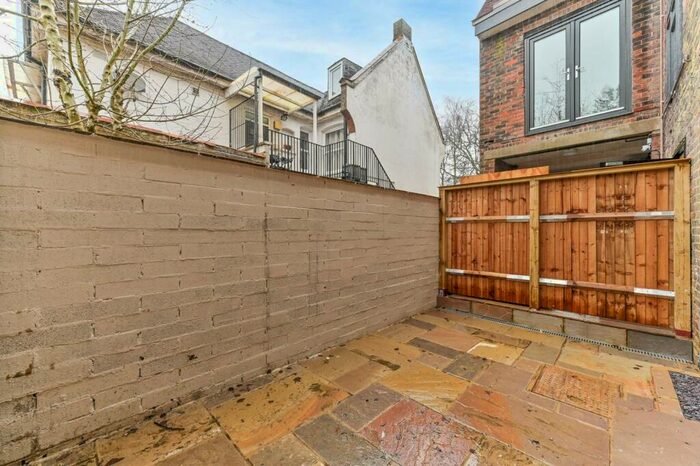 3 Bedroom Flat To Rent In Station Approach, Sutton, Tadworth, KT20