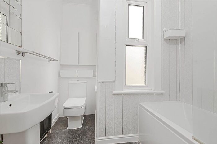 2 Bedroom Flat For Sale In Delamere Road, London, SW20