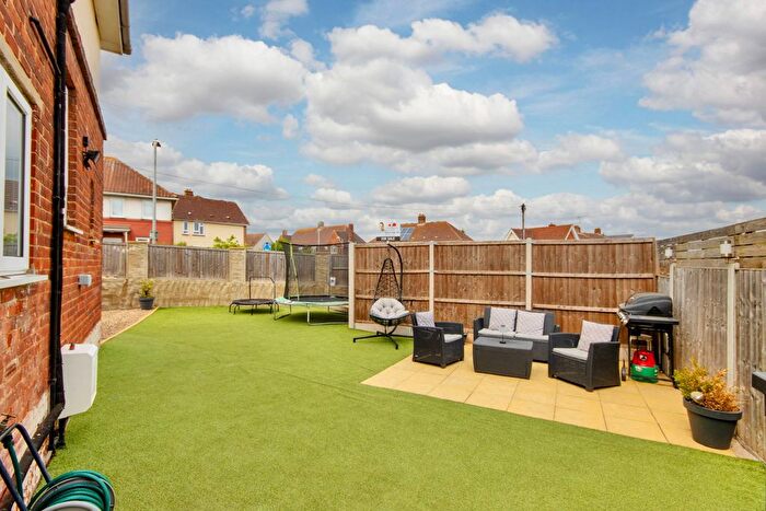 4 Bedroom Semi Detached House For Sale In Jubilee Crescent, Gravesend, DA12