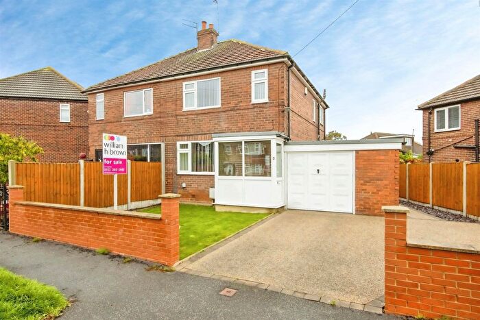 3 Bedroom Semi-detached House For Sale In Kelmscott Green, Leeds, LS15