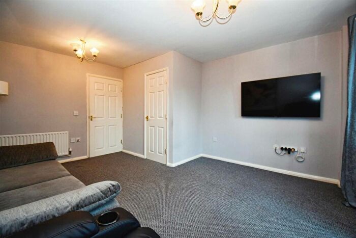 3 Bedroom Town House For Sale In Heatherwood Court, Bransholme, Hull, HU7